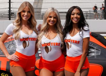 Hooters Server Exposes Why Co-Workers Were Fired, Goes Viral
