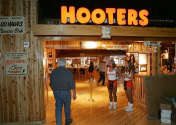 Man Caught Taking Photos of Hooters Waitress in Restaurant
