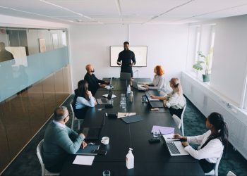 How Does a Leader’s Mindset Affect the Office Environment?