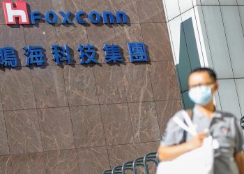 Workers Are Climbing Fences to Flee China’s Largest iPhone Factory