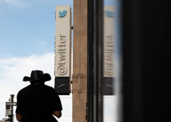 Elon Musk Begins Twitter Mass Layoffs, Offices Closed